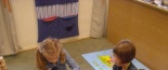 Stav�me z kostek